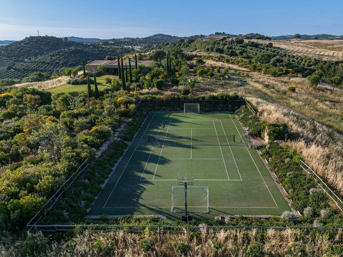 Tennis court at La Collina Farmhouse