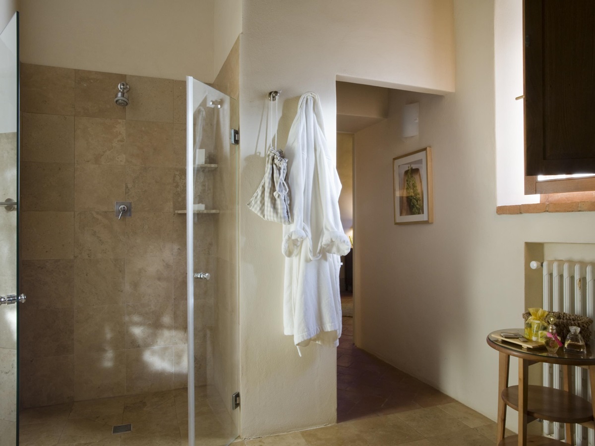A bathroom with a walk-in shower at La Gavelli.