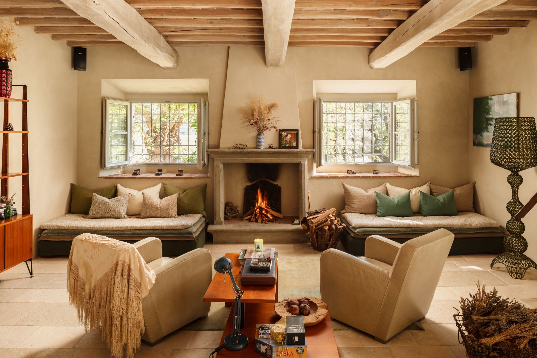 Living room area with fireplace at La Regina in Tuscany