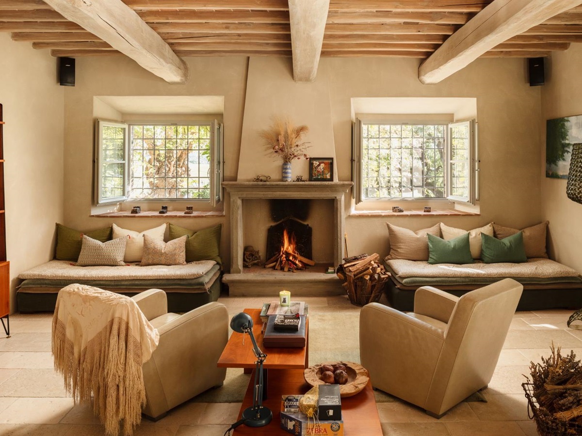 Living room area with fireplace at La Regina in Tuscany