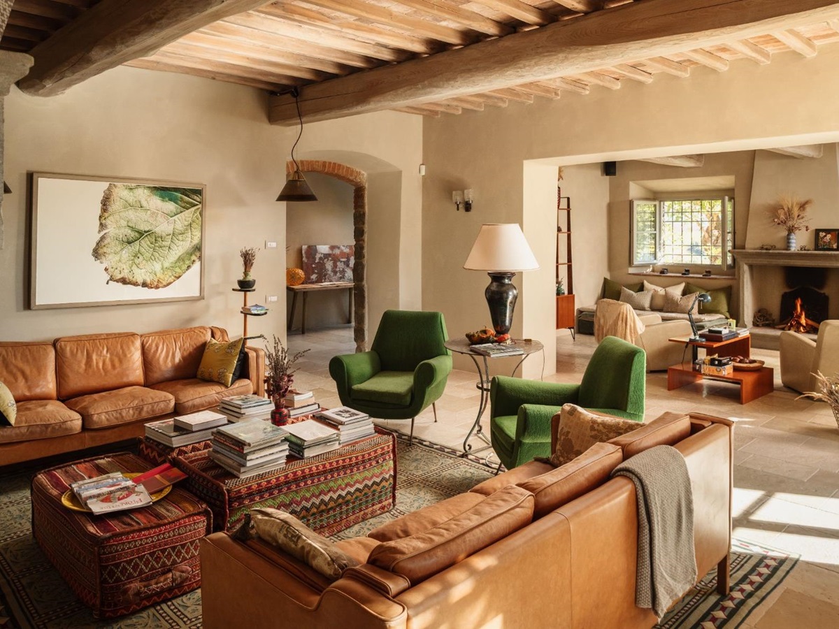 Living room with brown sofas and green armchairs at La Regina in Tuscany