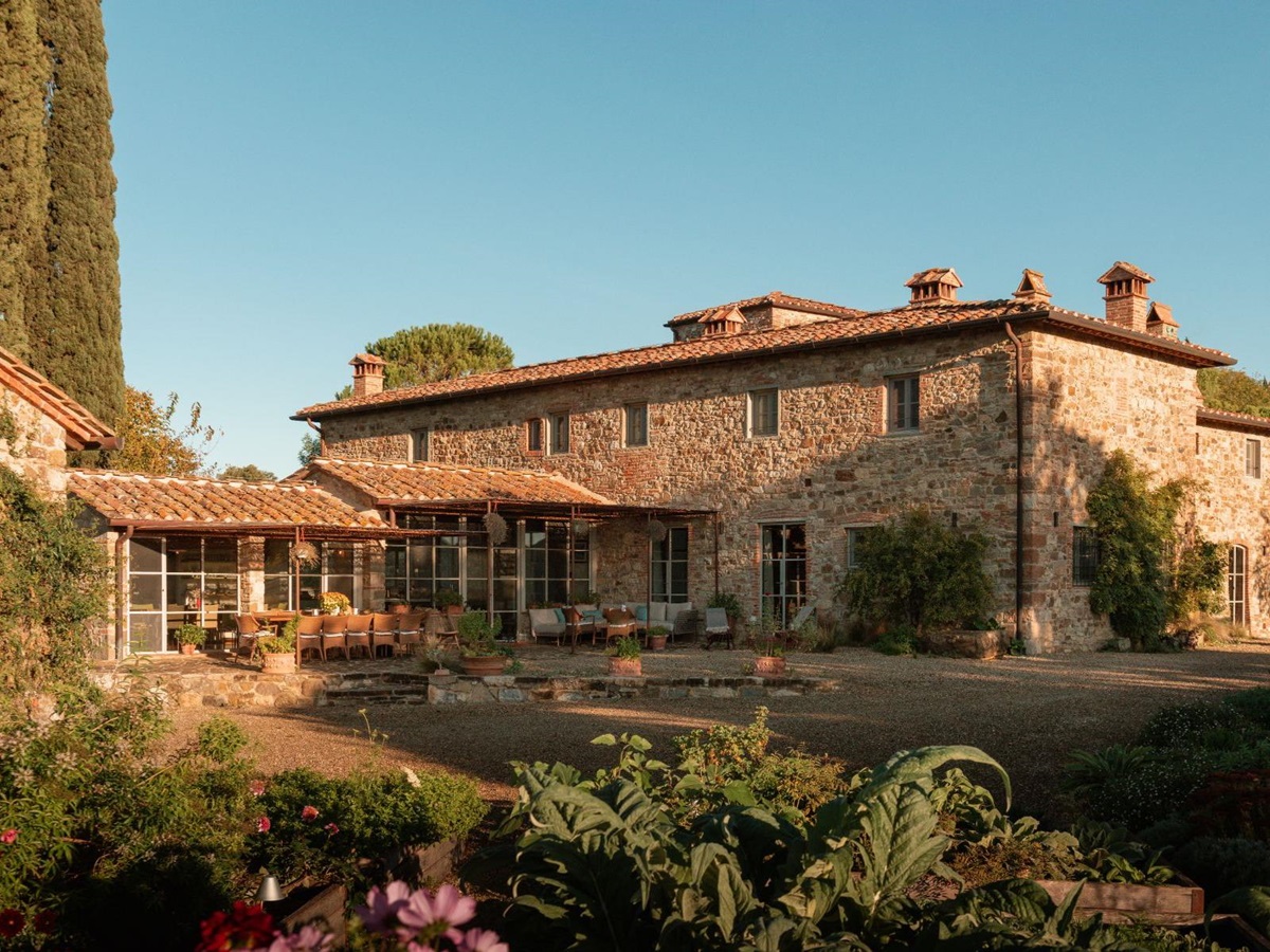 Main villa building at La Regina in Tuscany with view of the outdoor dining table