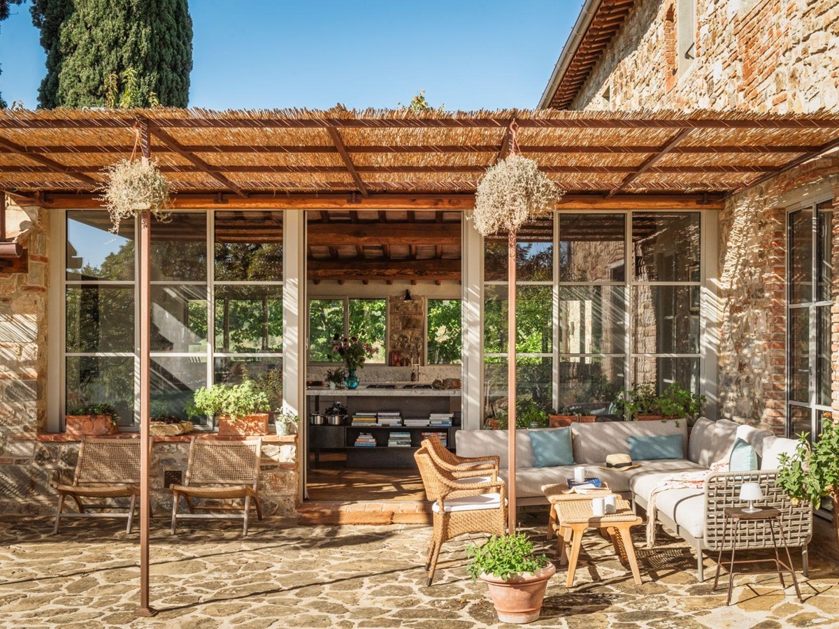 Outdoor lounge area with sofas near to the kitchen at La Regina in Tuscany