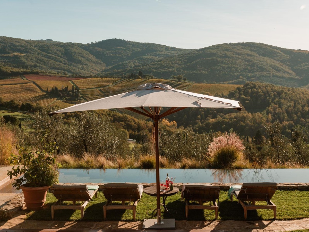 Pool area with views of the Tuscan hills and the sun beds at La Regina