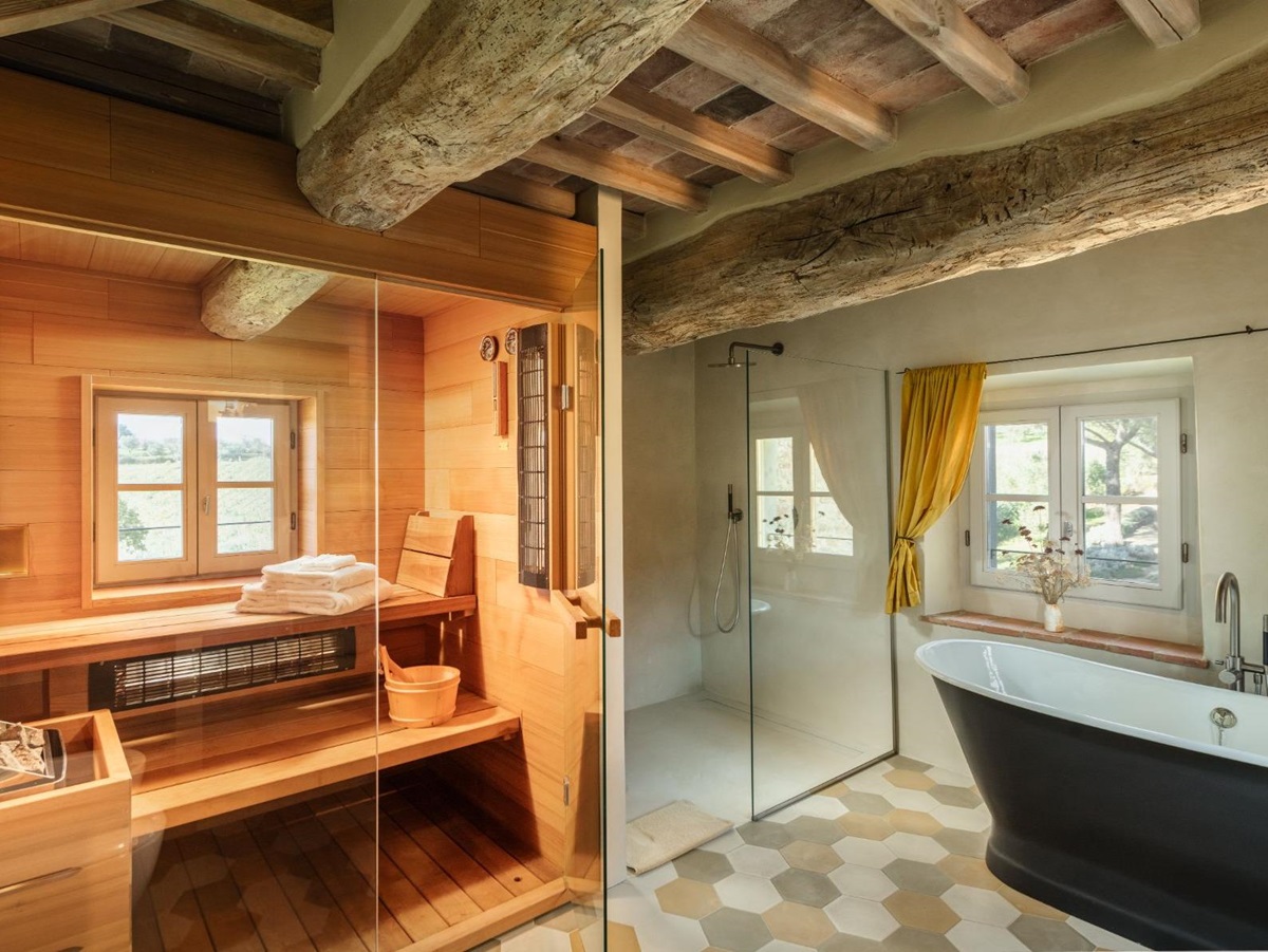 Bathroom with a bath tub and a sauna at La Regina in Tuscany