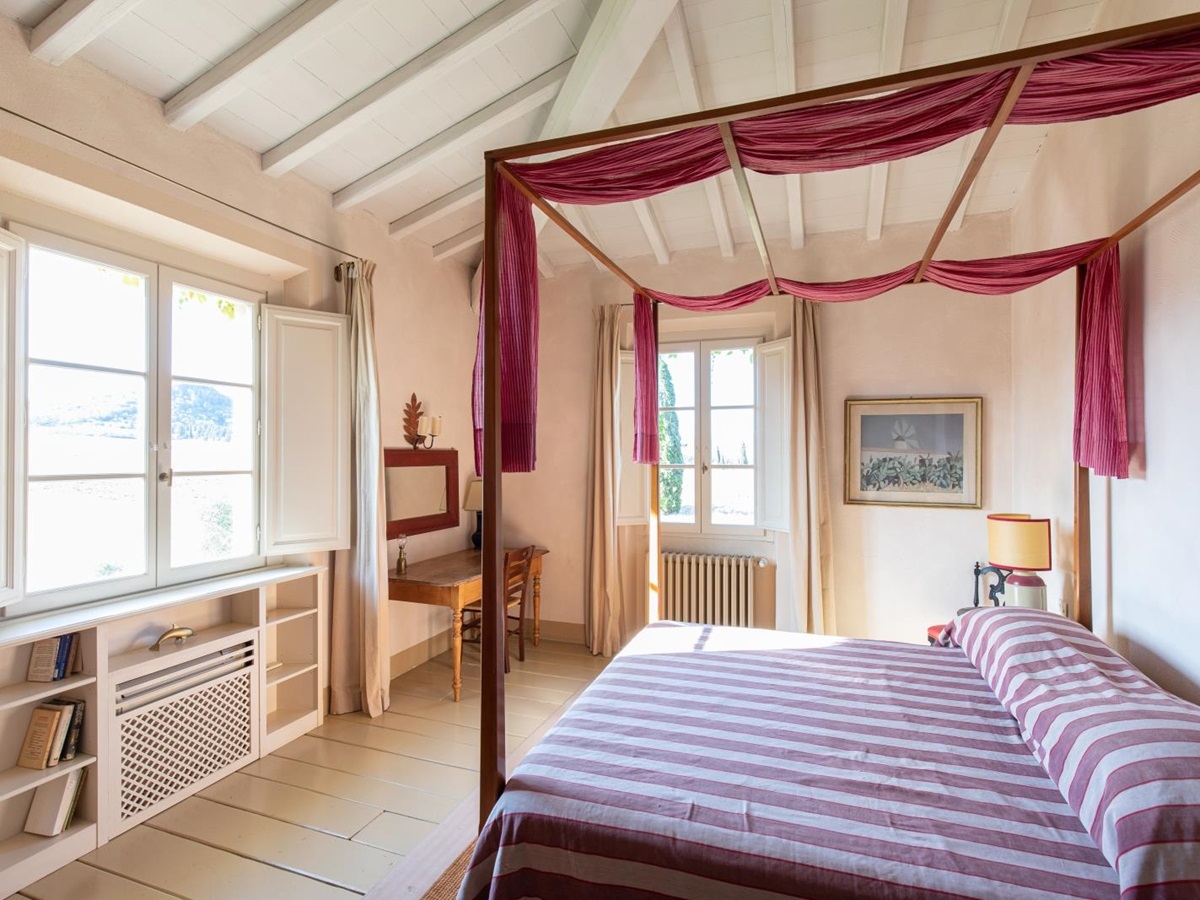 Bedroom La Vigna villa in Tuscany Italy