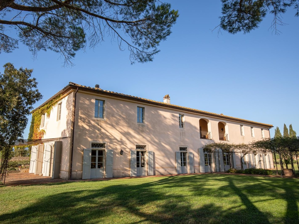 Exterior view of La Vigna villa in Tuscany Italy