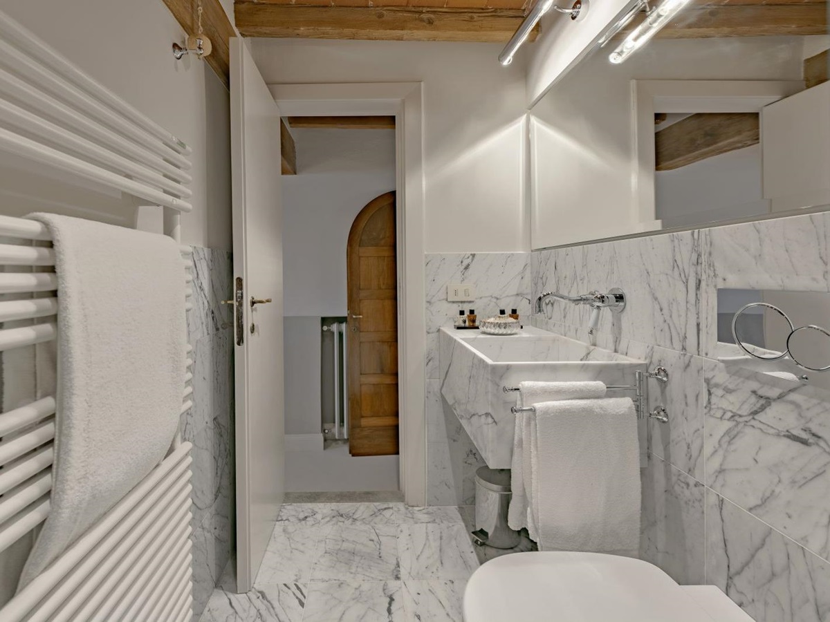 the bathroom at La Viscontina