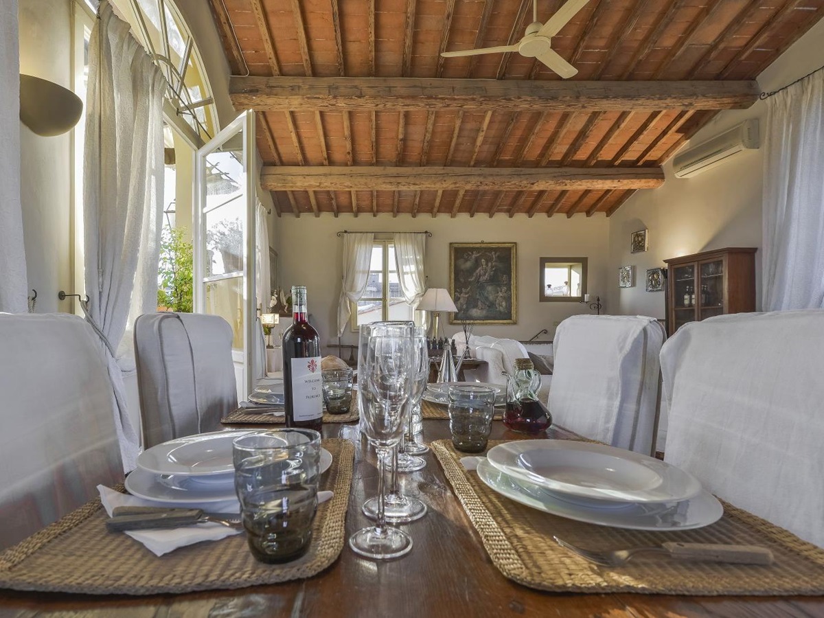 the dining table at La Viscontina