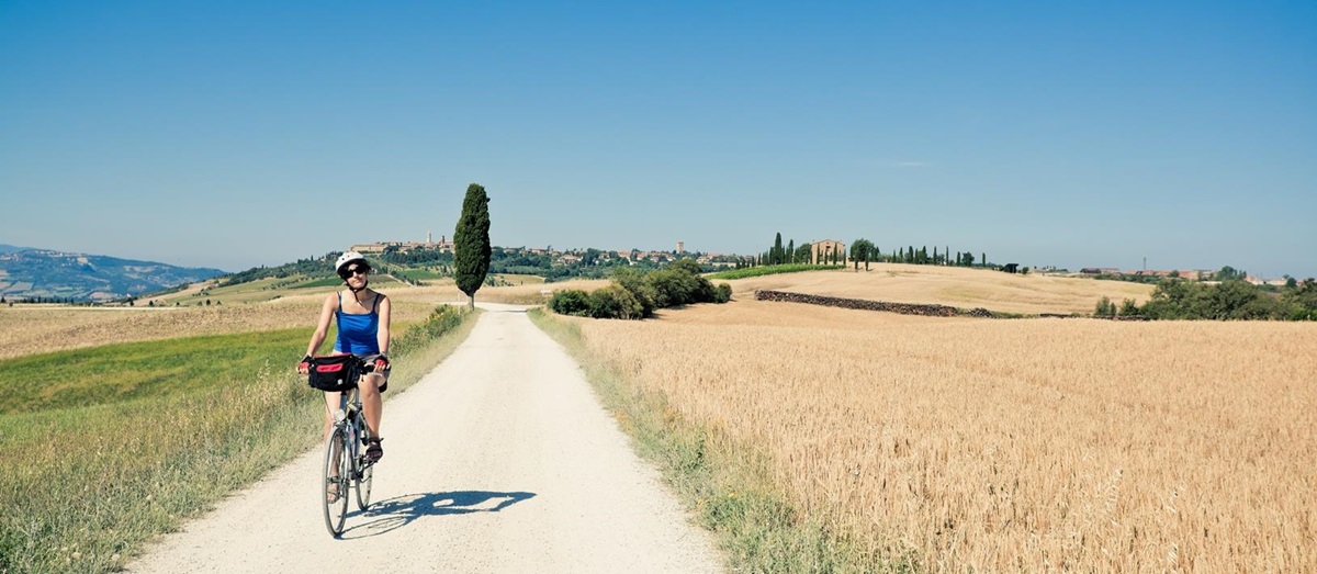 Lady e-Biking in Tuscany