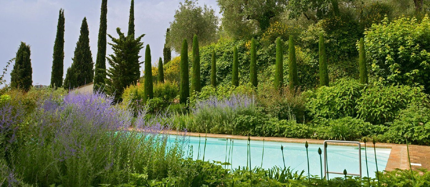 The swimming pool at villa Oliveto in Tuscany