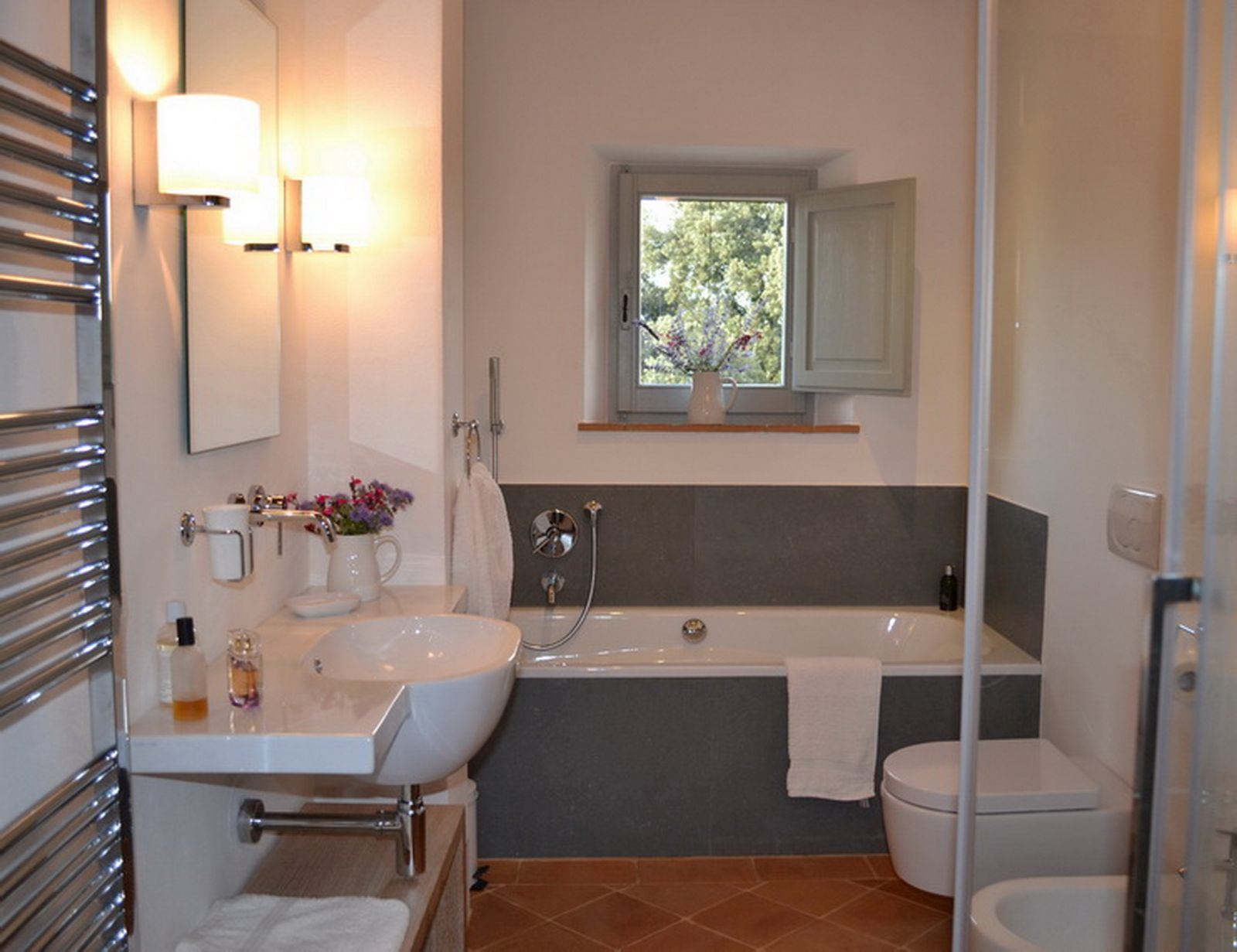 A bathroom at Podere Caterina.