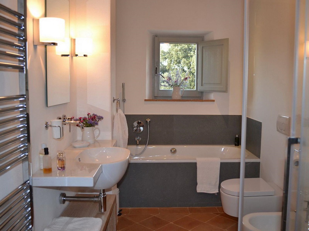A bathroom at Podere Caterina.