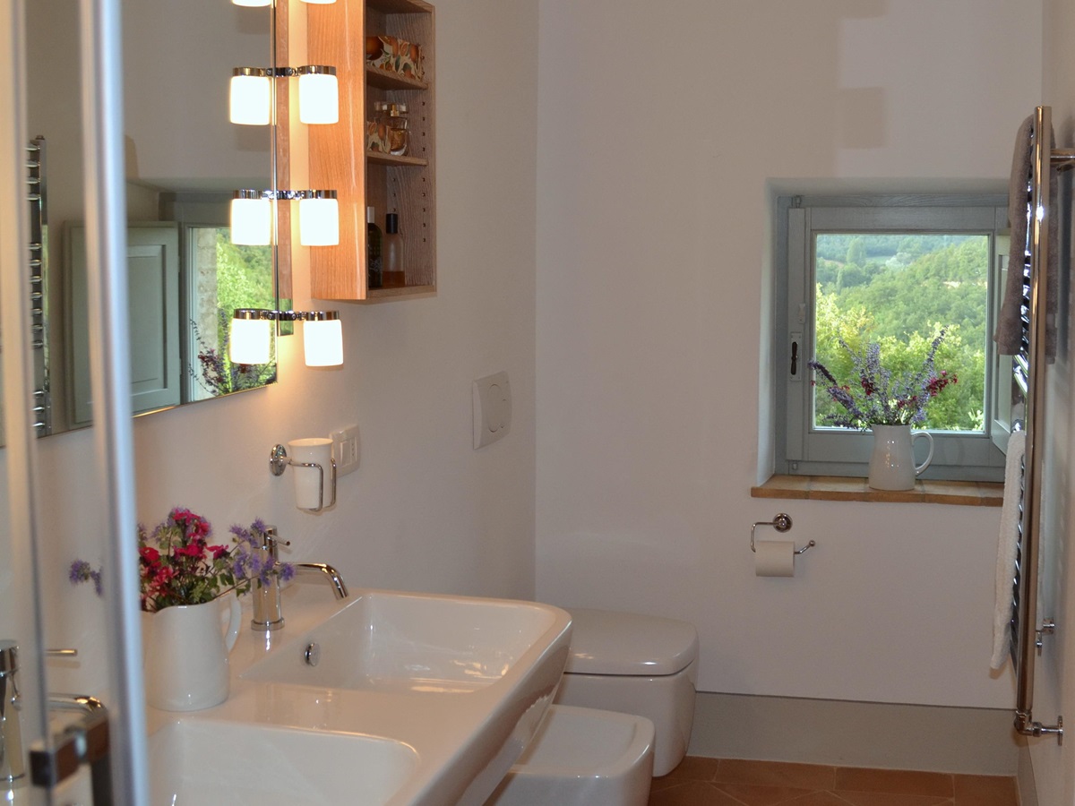 A second bathroom at Podere Caterina.