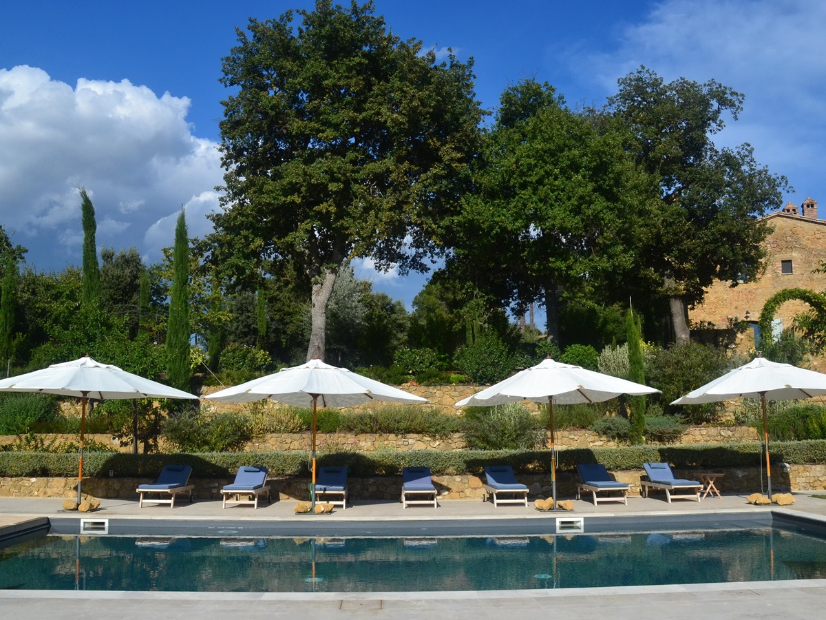 An alternative angle of the swimming pool on a summer's day at Podere Caterina.