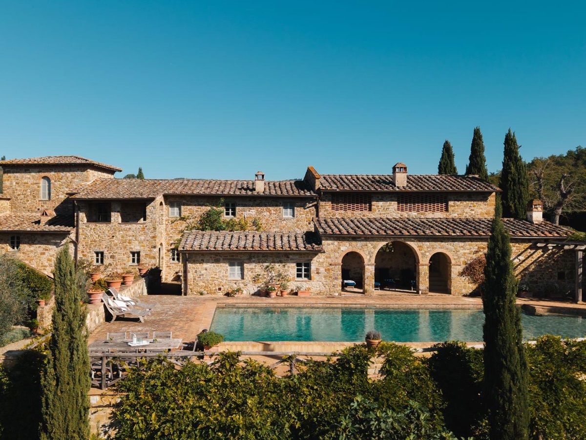 View of the villa and the outdoor pool area at Podere Cipressi in Tuscany