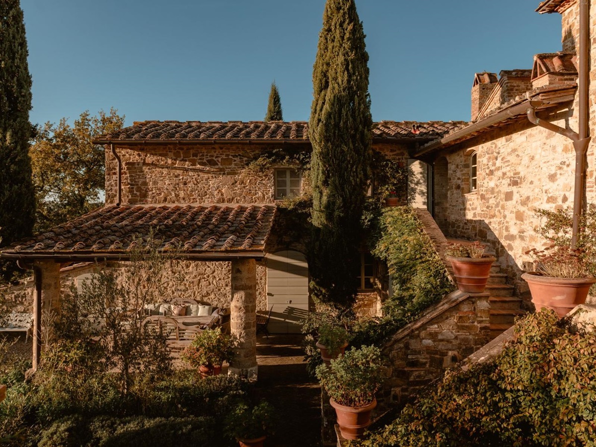 Outdoor view of Podere Cipressi in Tuscany and the outdoor steps