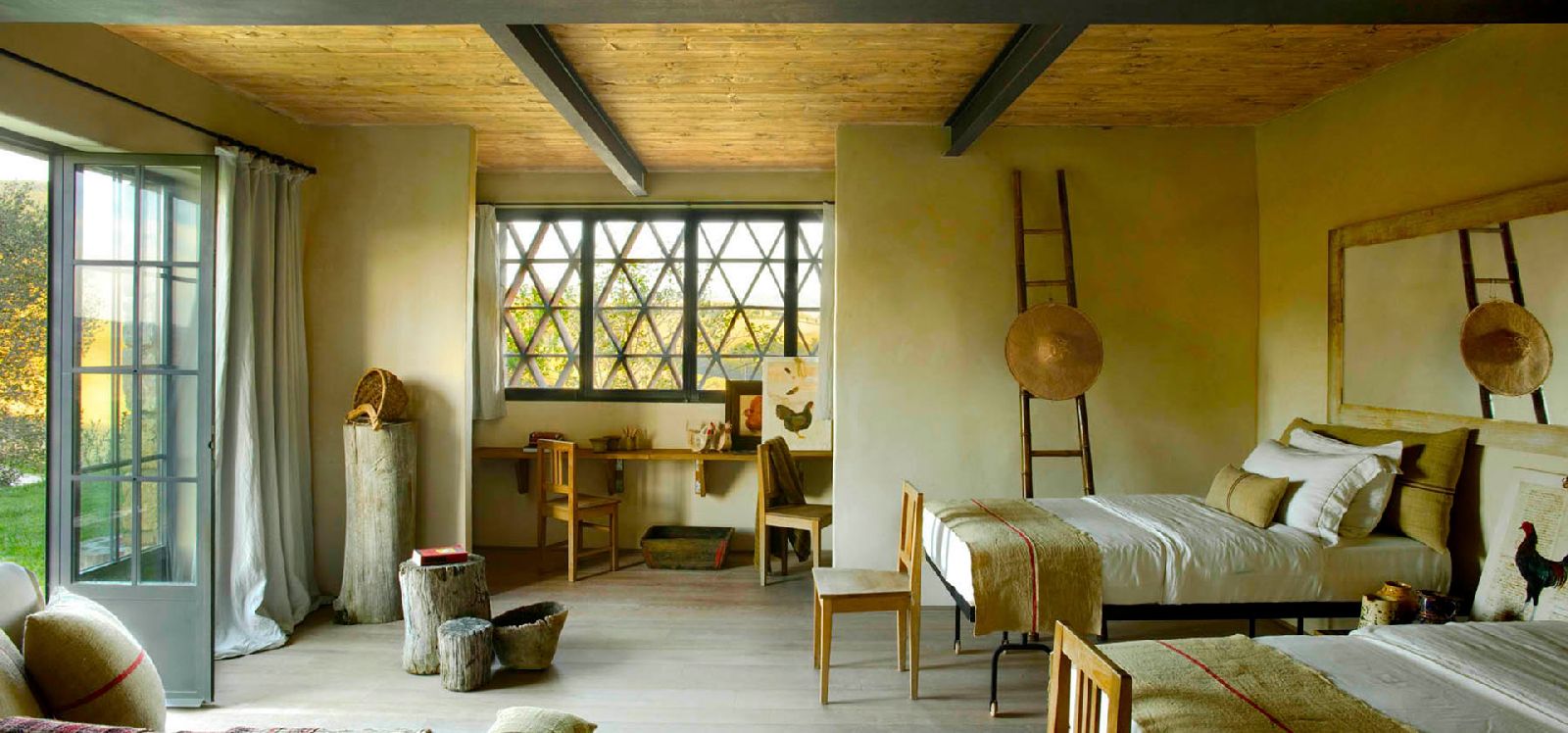 Twin bedroom with large windows at Podere Due Scale