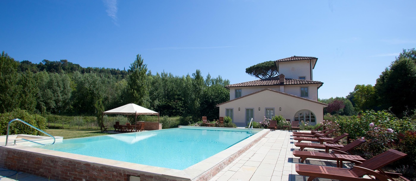 Swimming pool with facade of Podere la Felicita, Tuscany