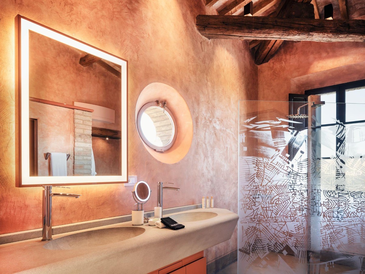 Ensuite shower and sink at Podere Martino in Tuscany