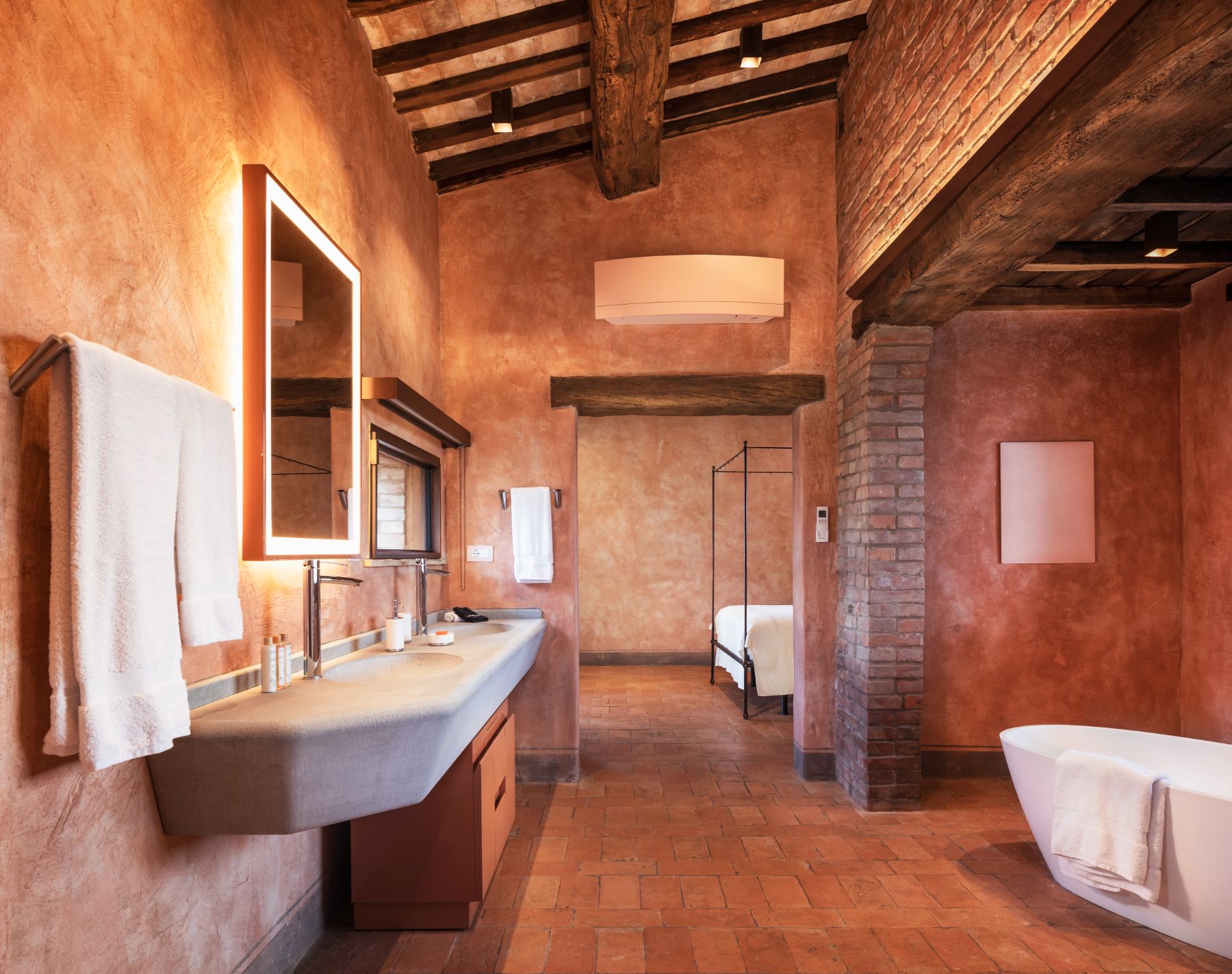 Ensuite with bath at Podere Martino in Tuscany