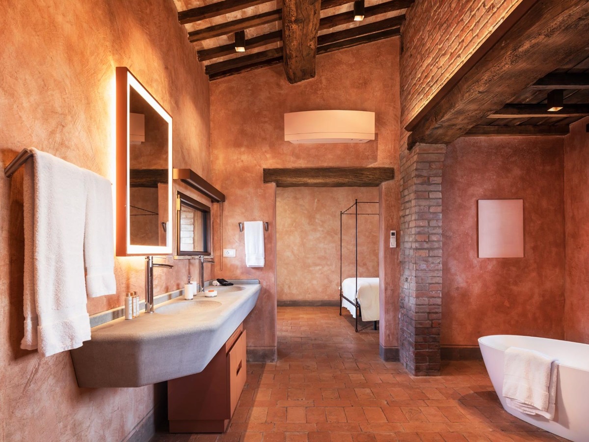 Ensuite with bath at Podere Martino in Tuscany