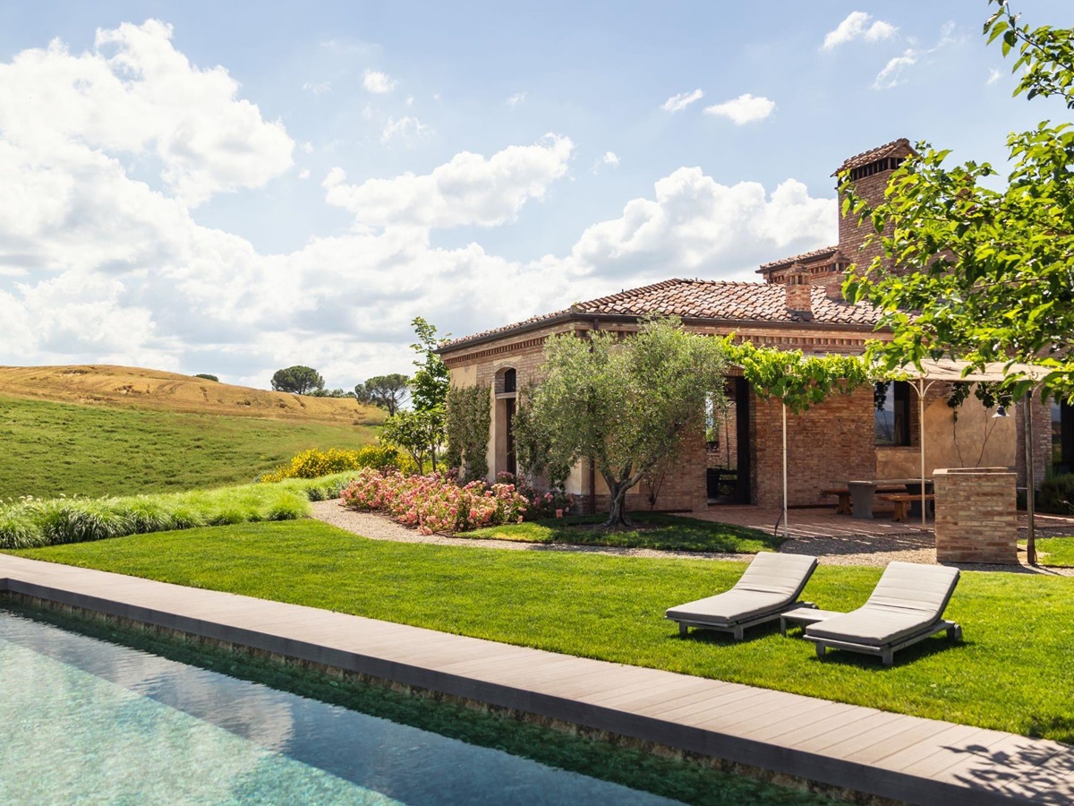 Swimming pool and loungers at Podere Martino, a luxury villa in Tuscany