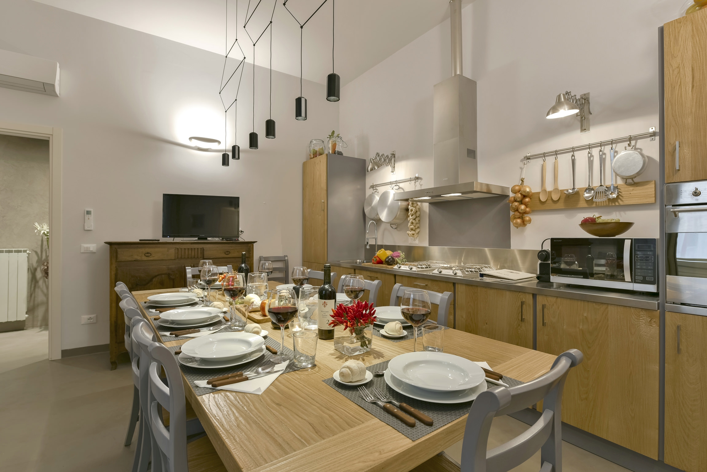 Kitchen with dining table at Residenza dei Pitti, Tuscany