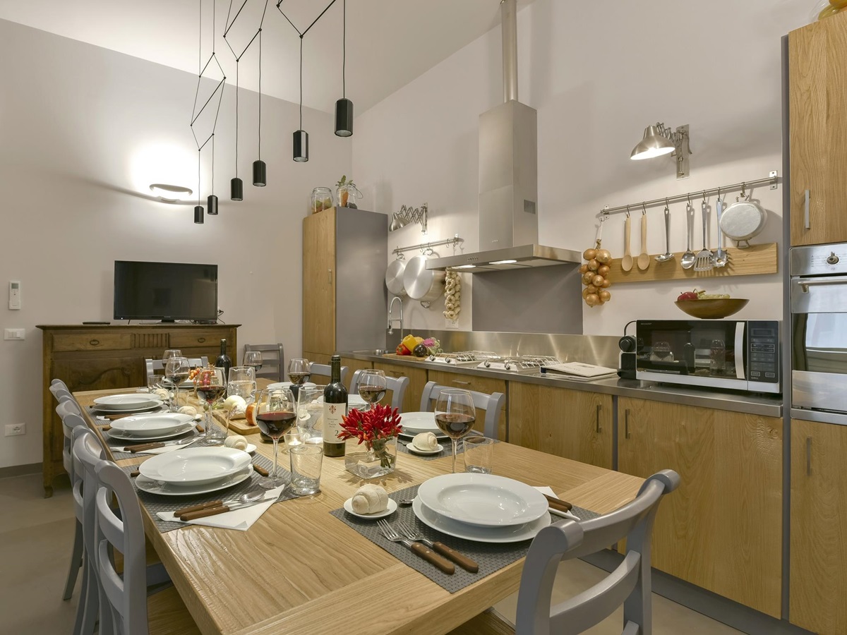 Kitchen with dining table at Residenza dei Pitti, Tuscany
