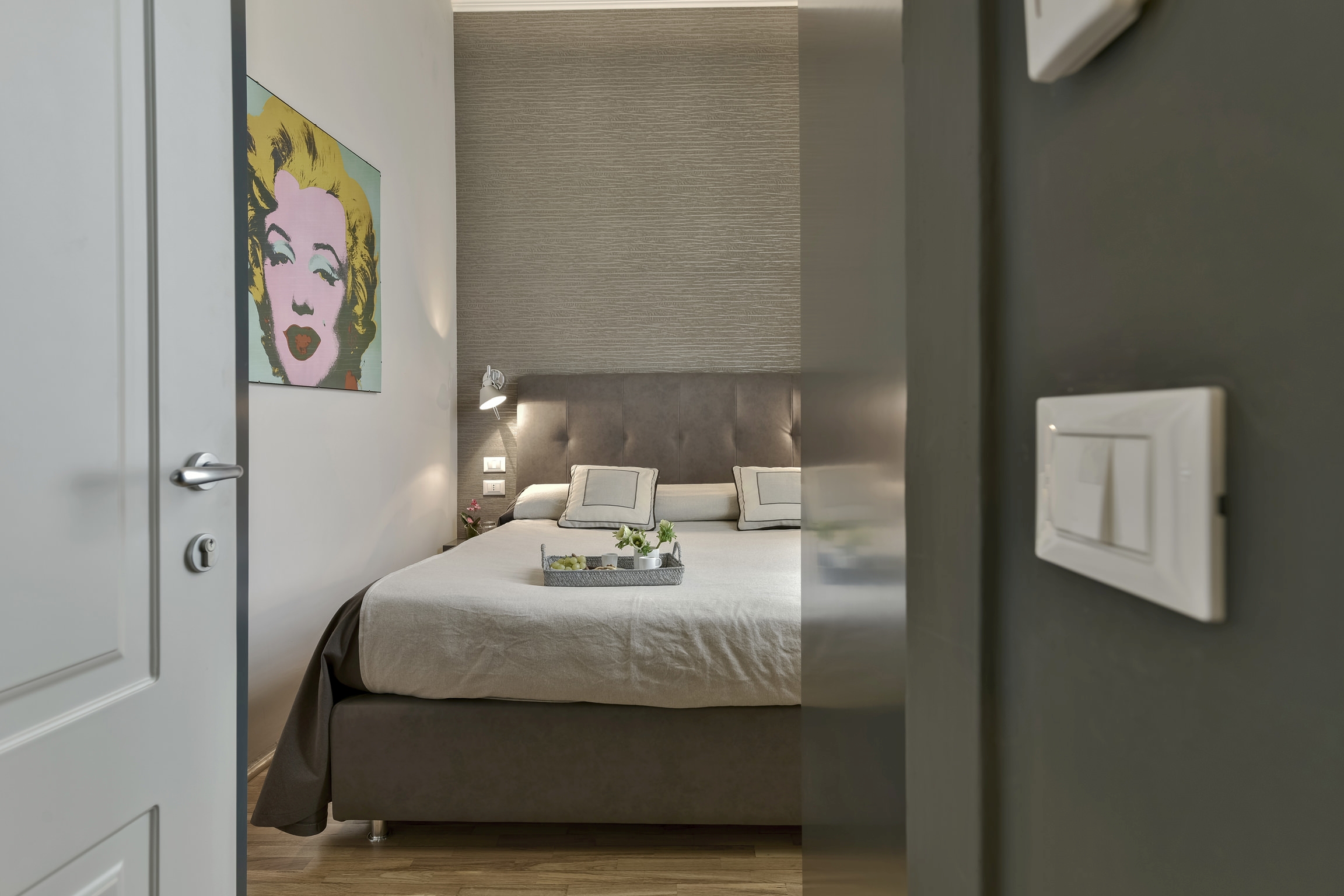 Double bedroo mwith a monroe painting in Residenza dei Pitti, Tuscany