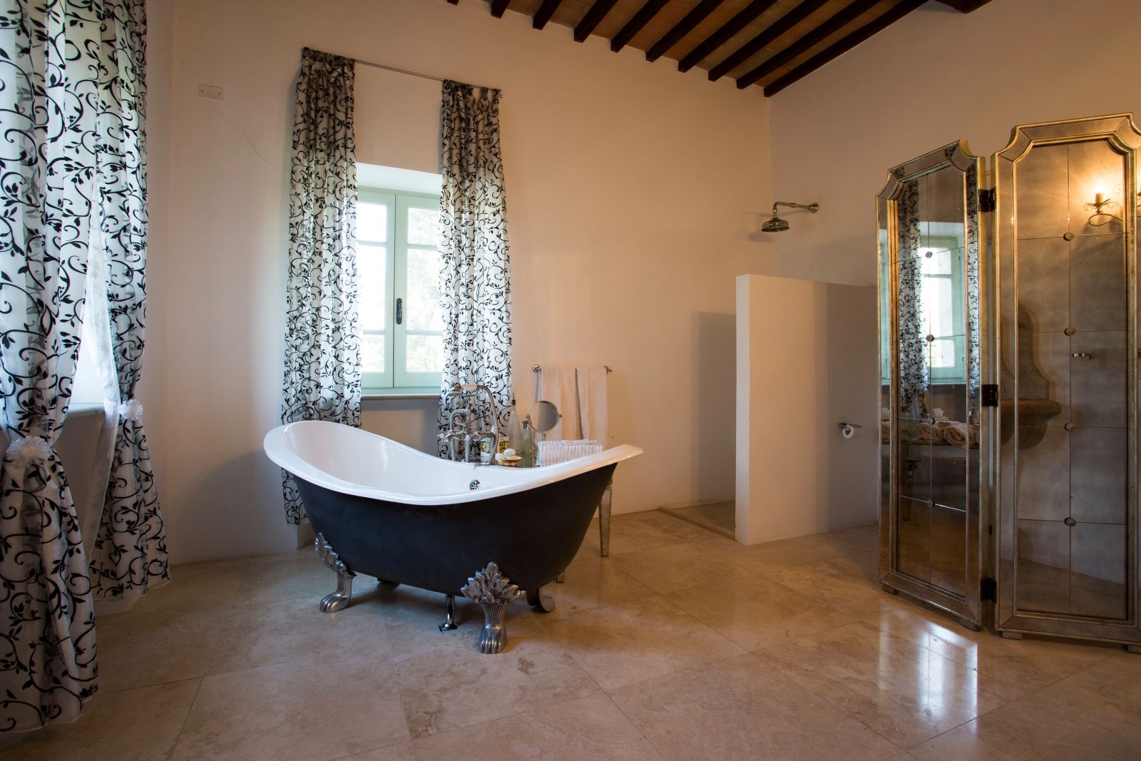 Bathroom in main villa, Tenuta La Contessa
