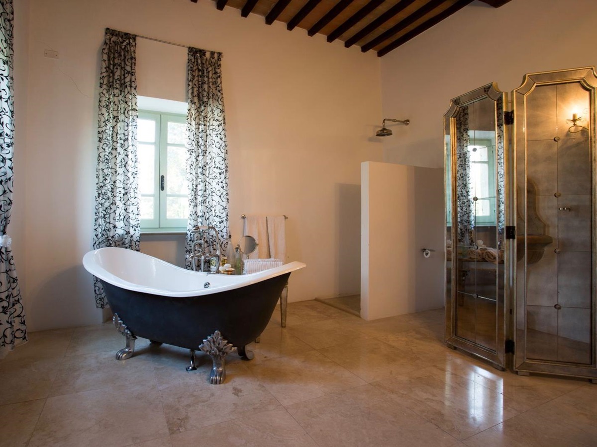 Bathroom in main villa, Tenuta La Contessa