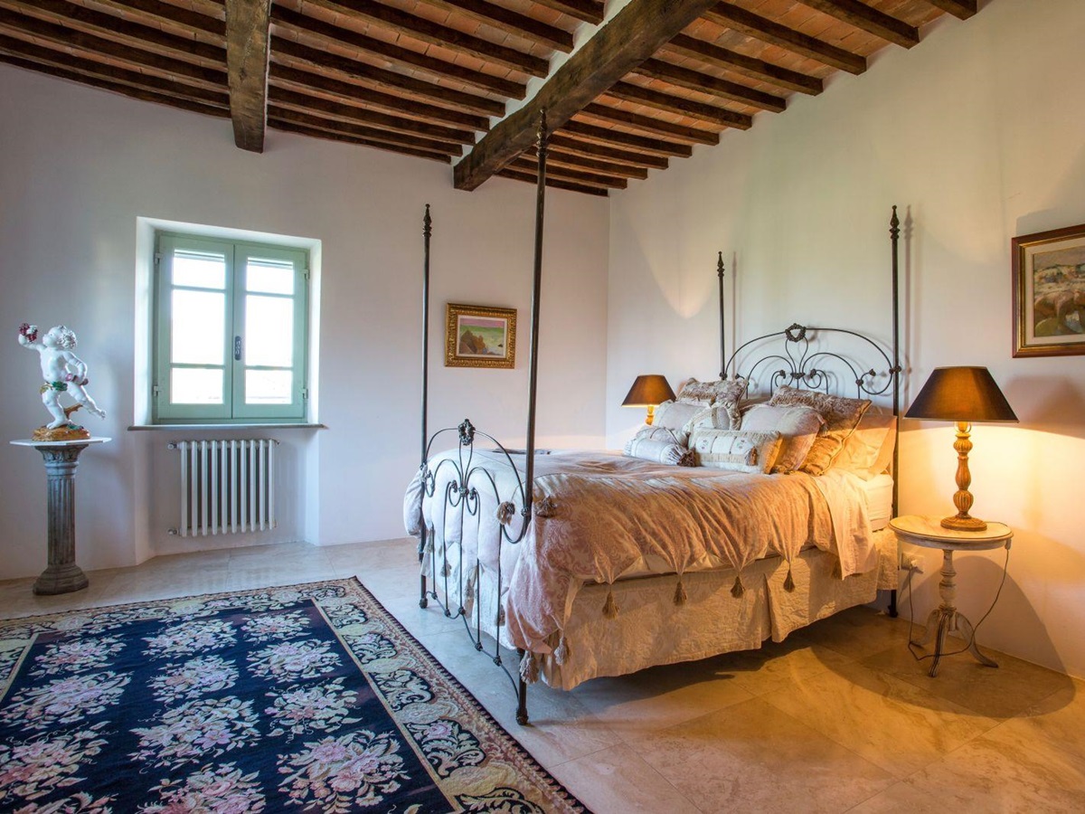 A bedroom in the main house at Tenuta La Contessa
