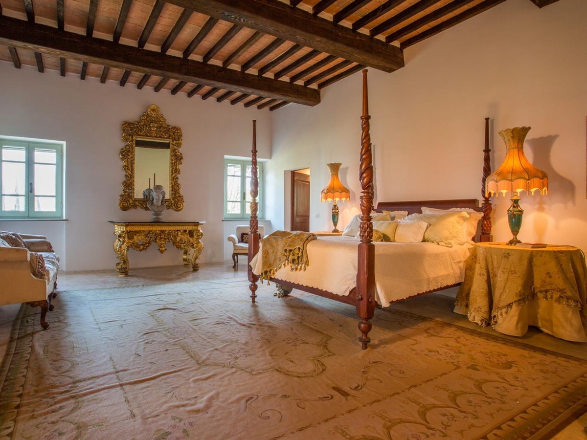 A spacious double bedroom at Tenuta La Contessa