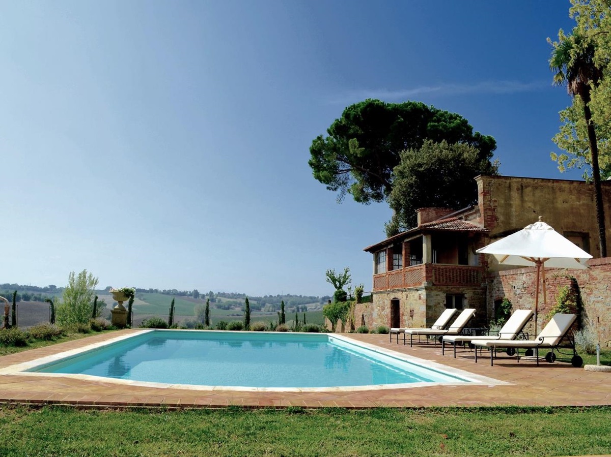 The pool at Tenuta La Contessa