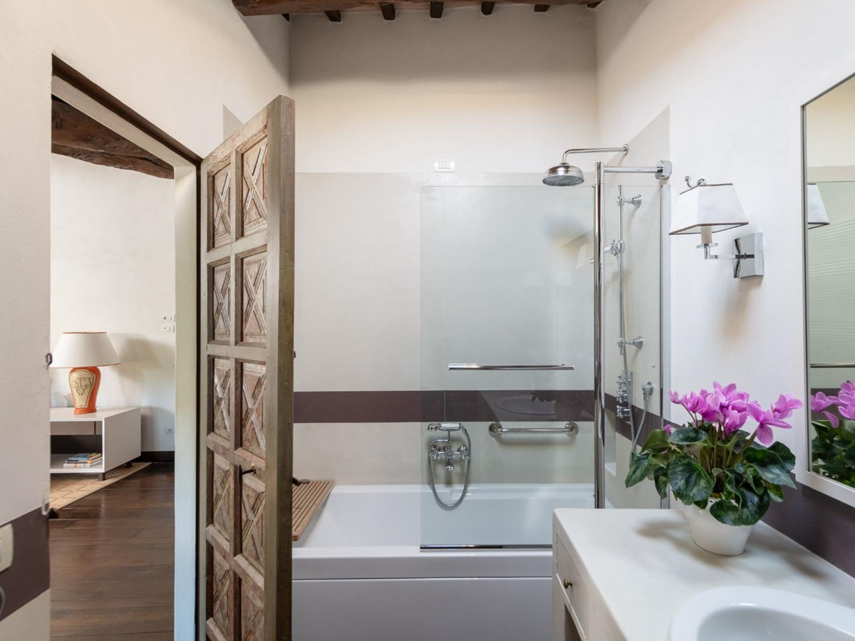 Ensuite bathroom with a bath tub and shower head at Tramonti in Tuscany
