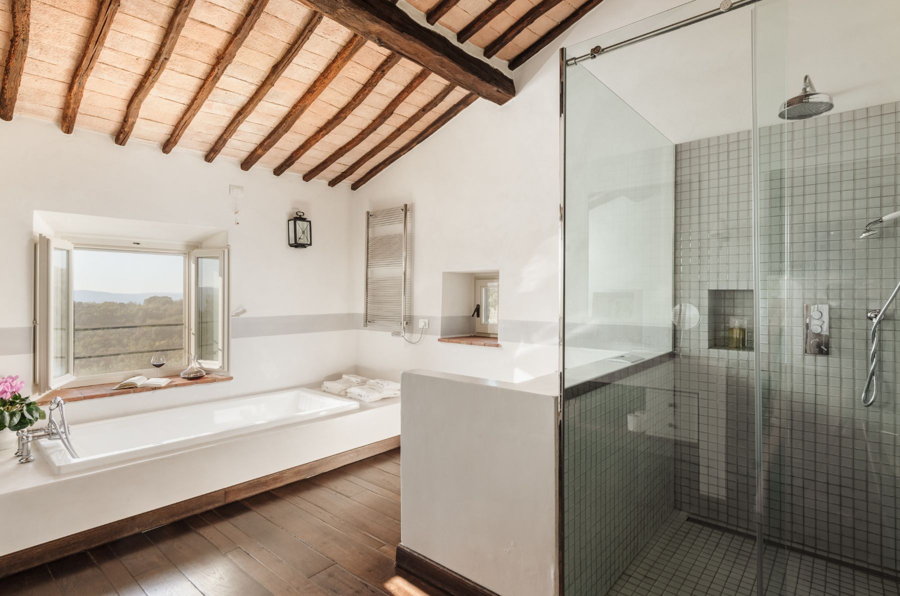Large bathroom with bath tub and shower at Tramonti in Tuscany