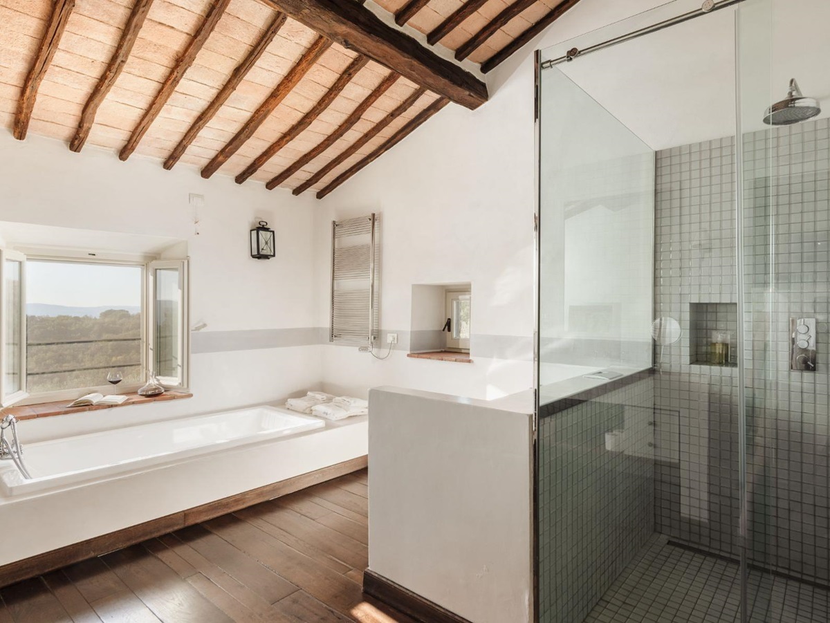Large bathroom with bath tub and shower at Tramonti in Tuscany