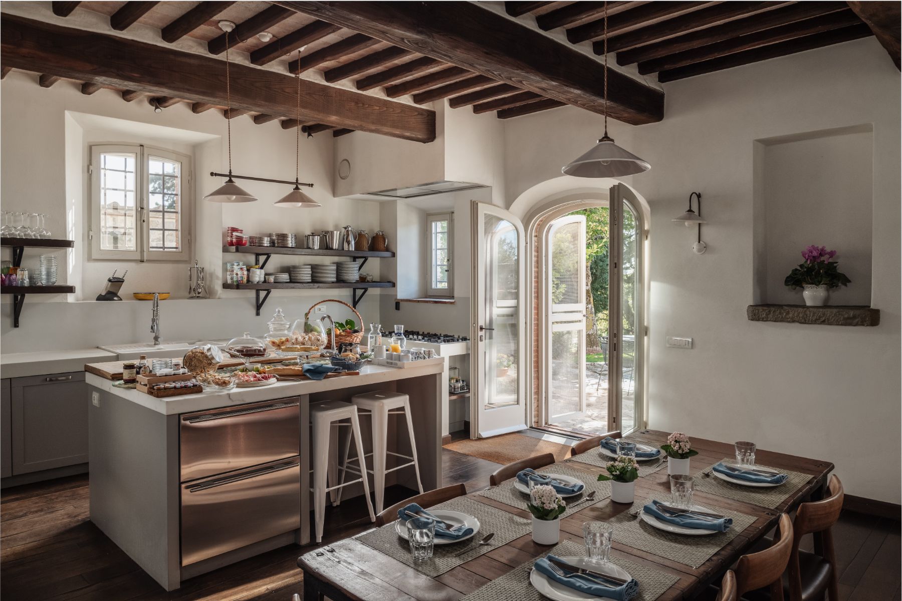 Kitchen with an island and kitchen table at Tramonti in Tuscany
