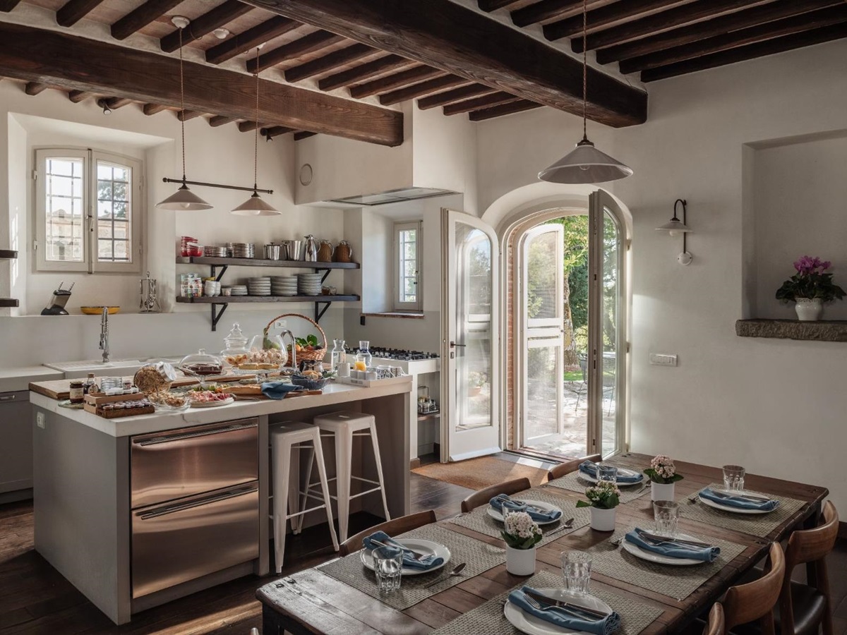 Kitchen with an island and kitchen table at Tramonti in Tuscany