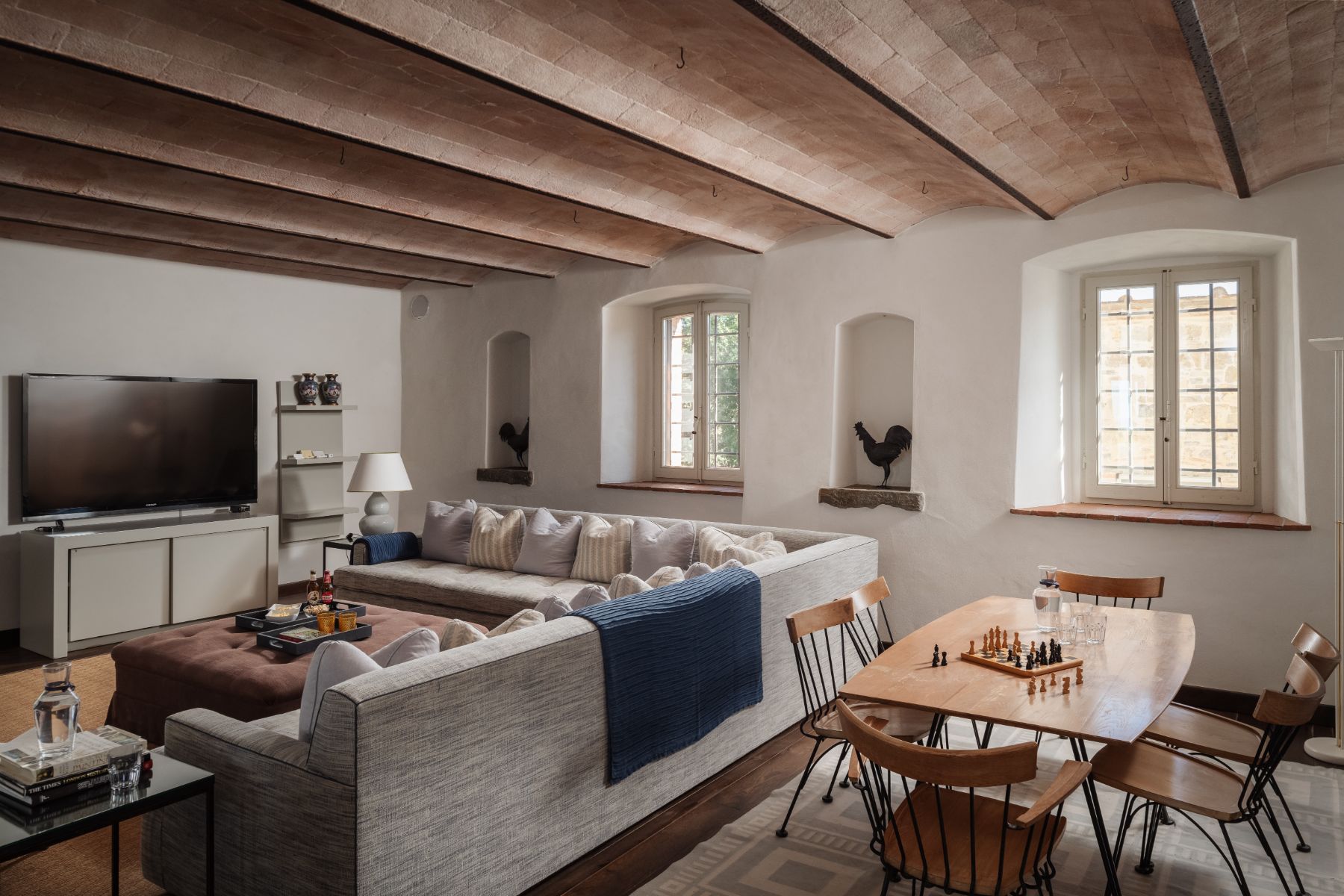 Lounge with large sofa and television at Tramonti in Tuscany