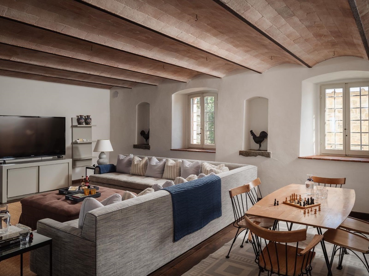 Lounge with large sofa and television at Tramonti in Tuscany