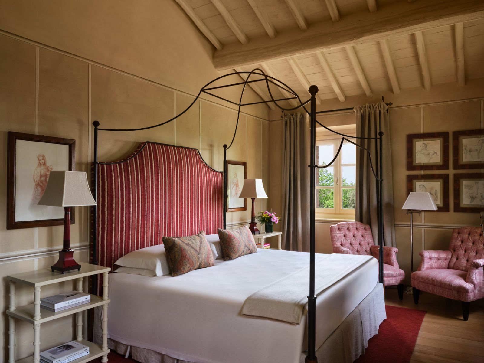 villa-alba-tuscany-master-bedroom