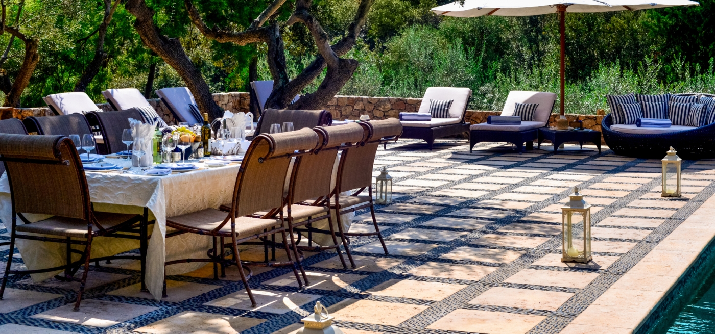 Outdoor dining in the shade at Villa Bianca in Tuscany