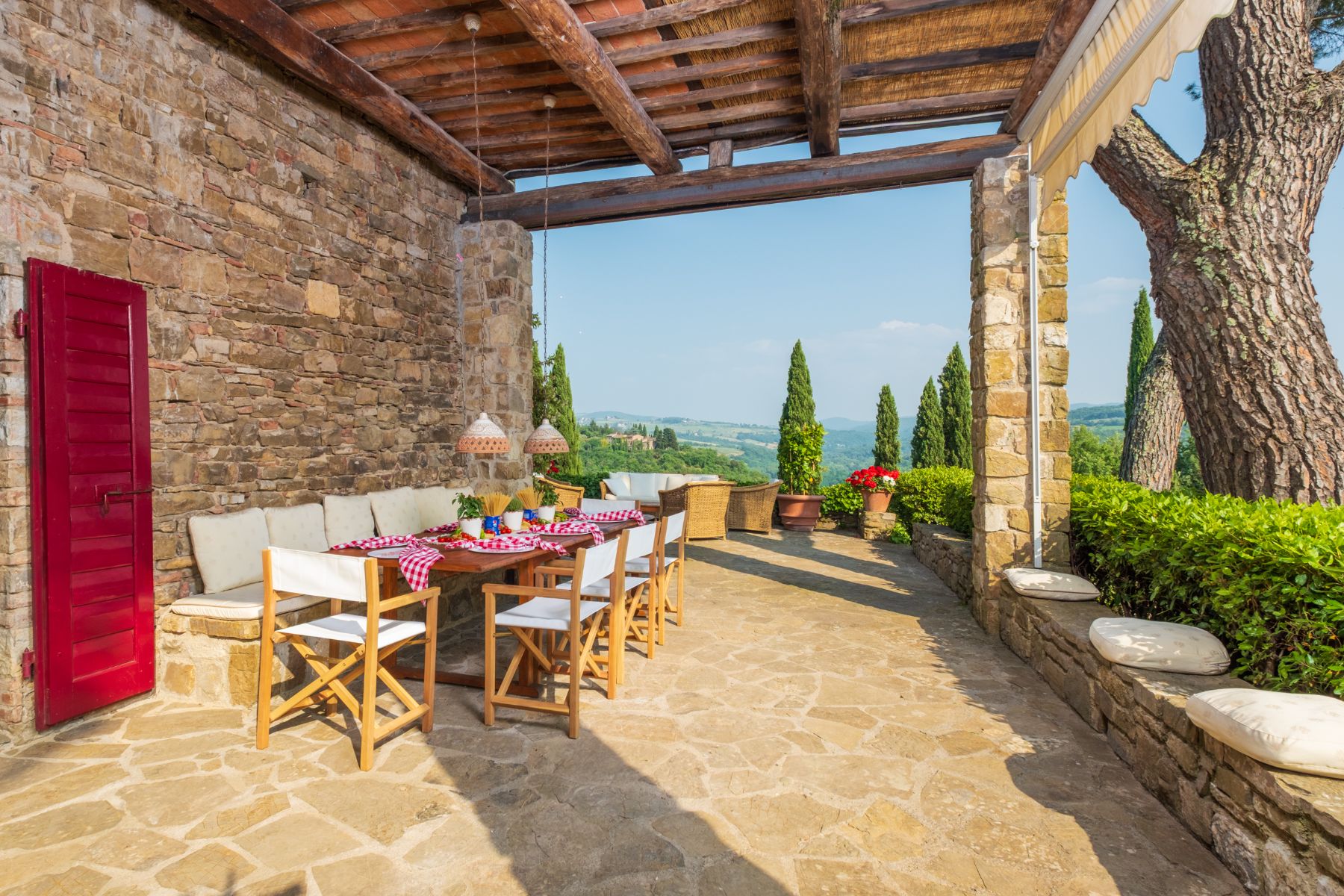 Outdoor dining at Villa Chiocchio in Tuscany