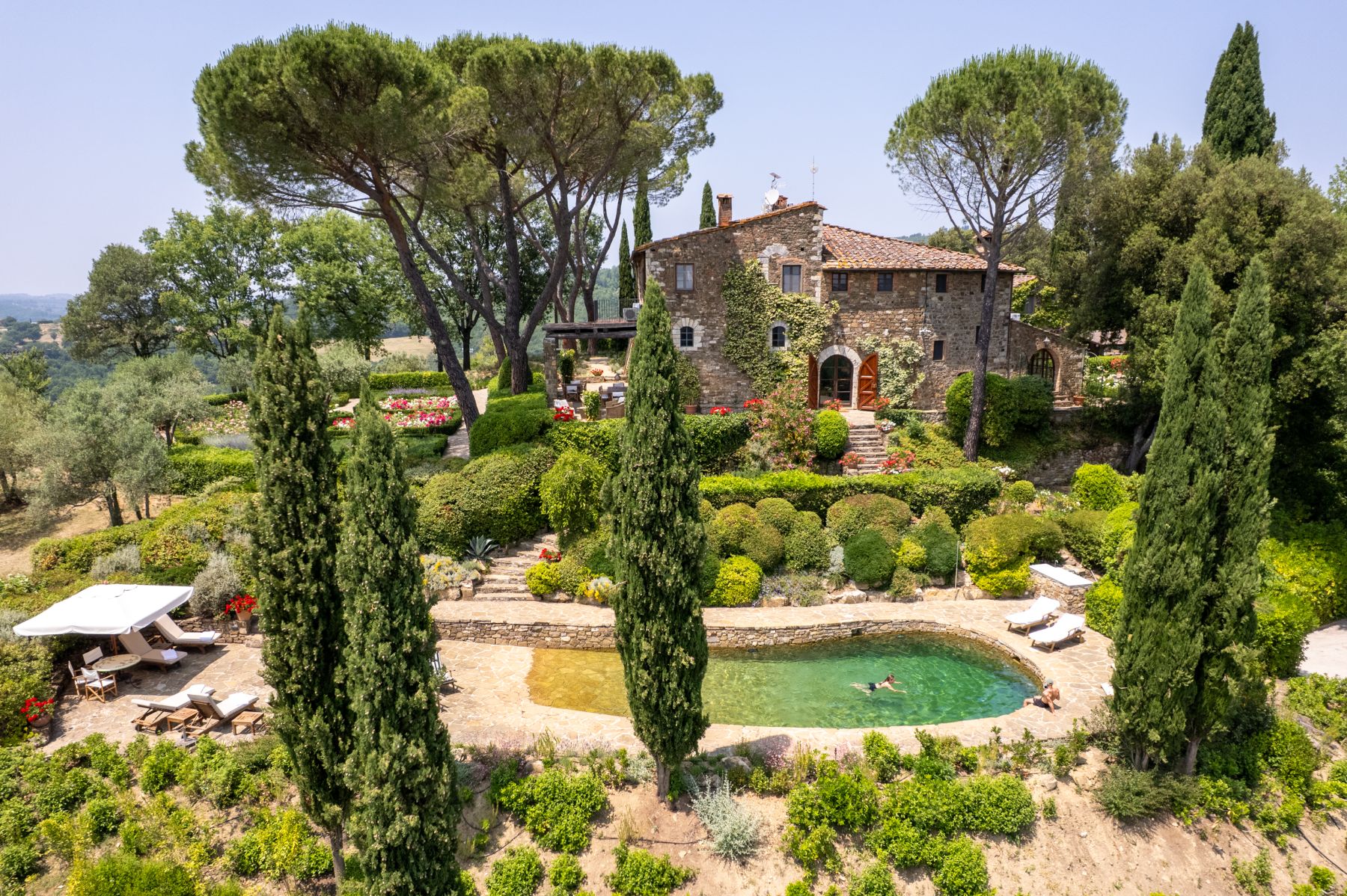 Garden and pool at Villa Chiocchio in Tuscany