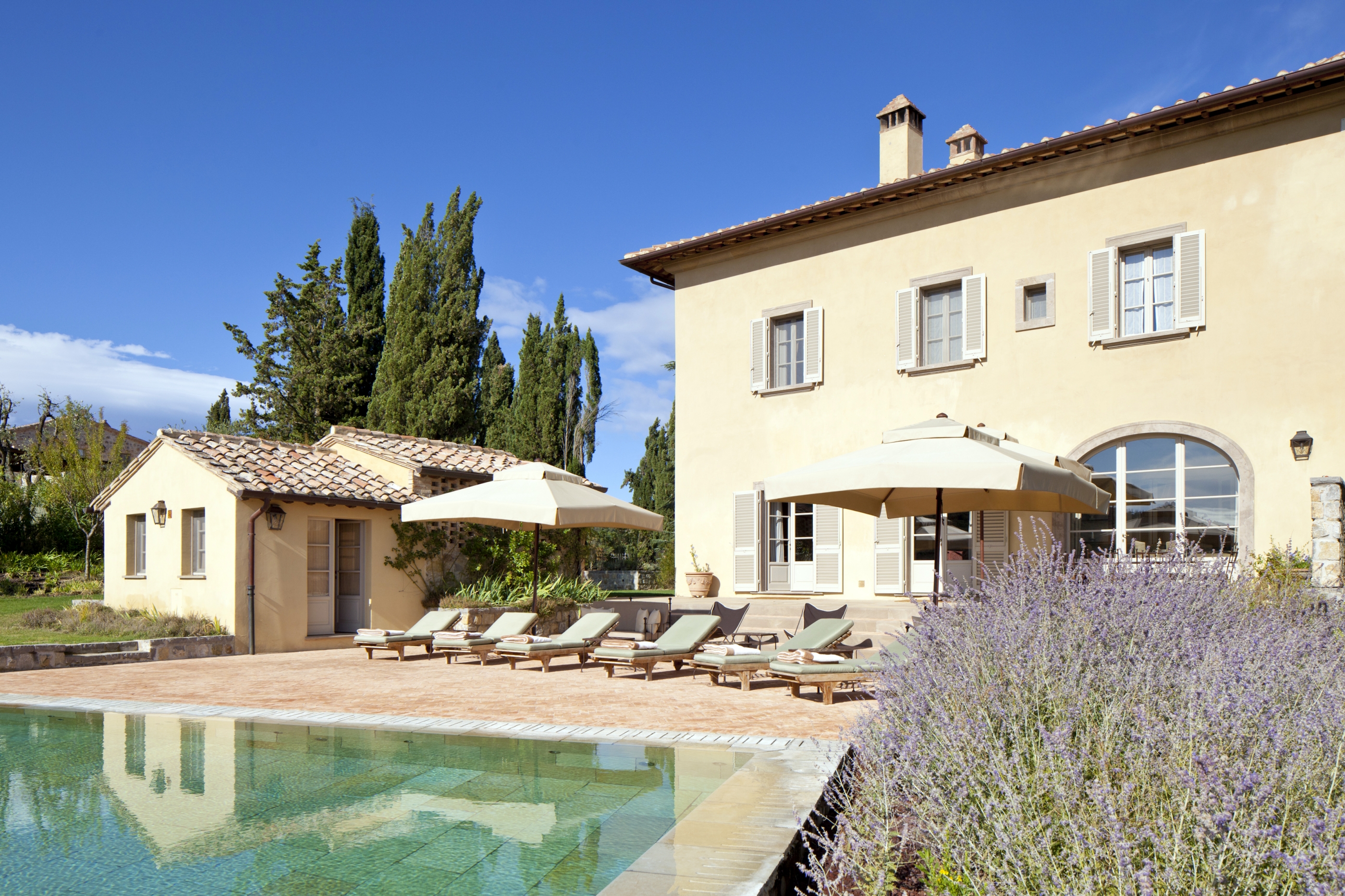 Swimming pool with exteriors of Villa Chiusa, Tuscany