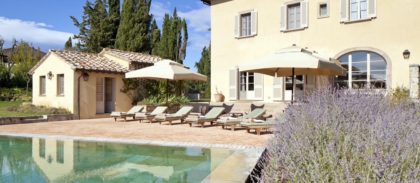 Swimming pool with exteriors of Villa Chiusa, Tuscany