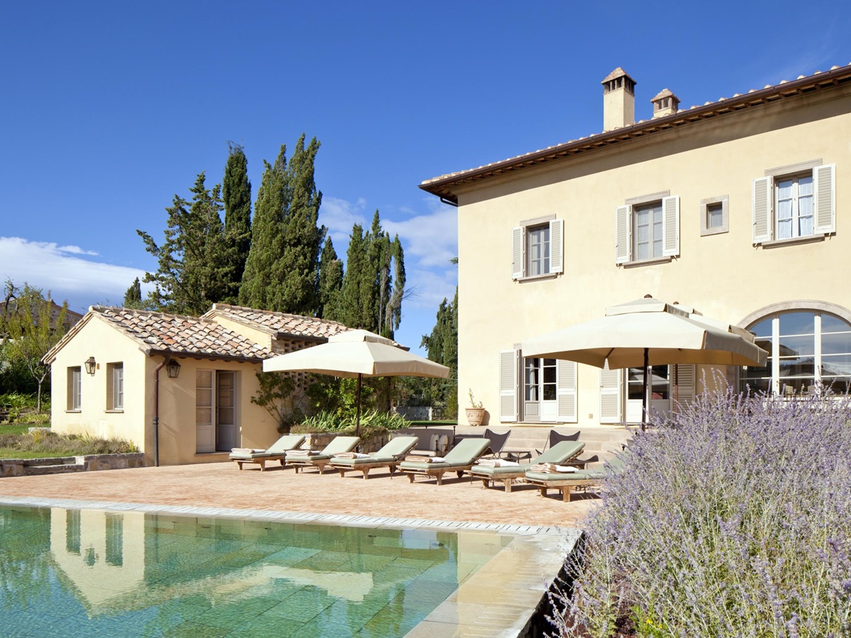 Swimming pool with exteriors of Villa Chiusa, Tuscany