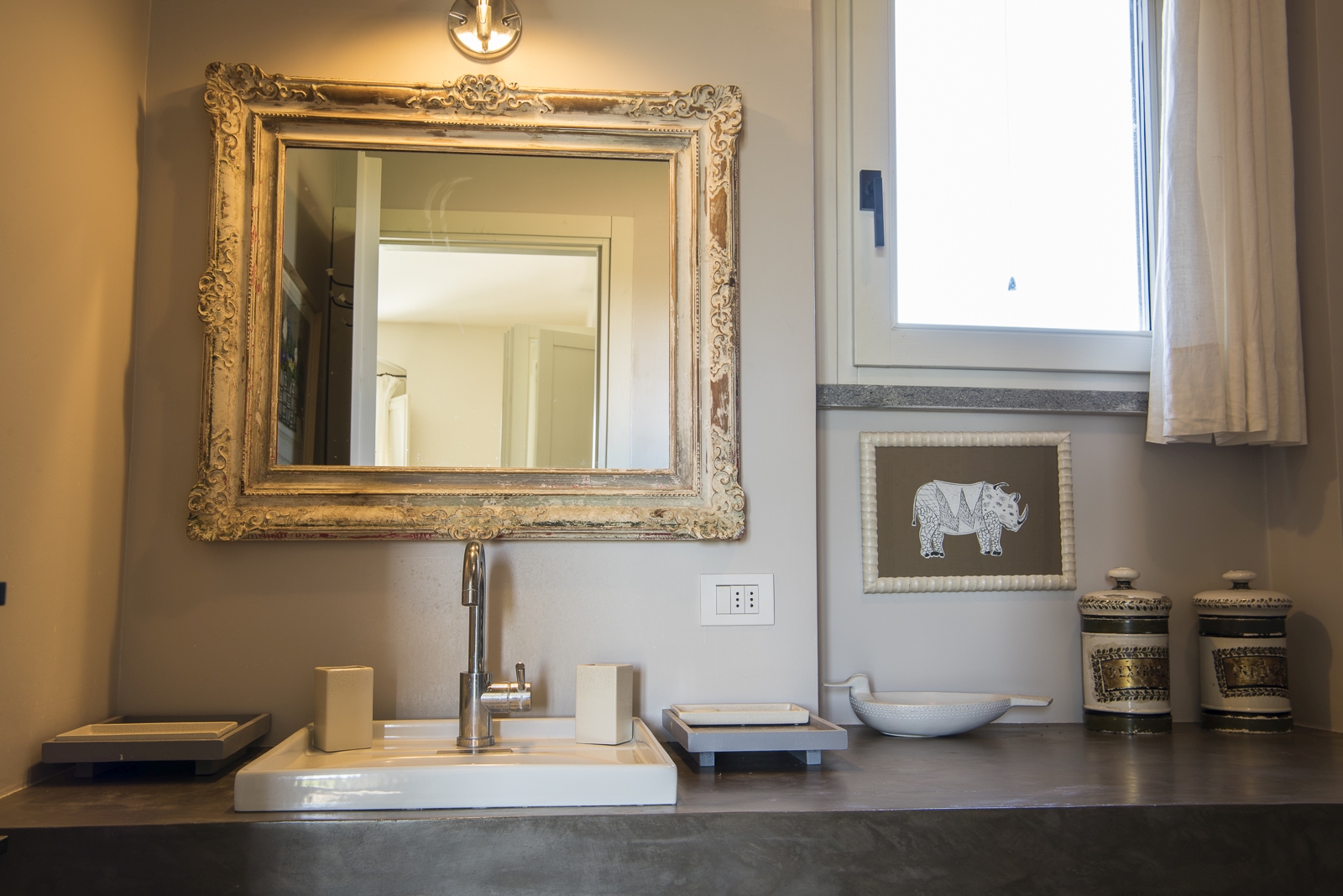 Bathroom with ornate mirror at Villa del Gelso, Tuscany